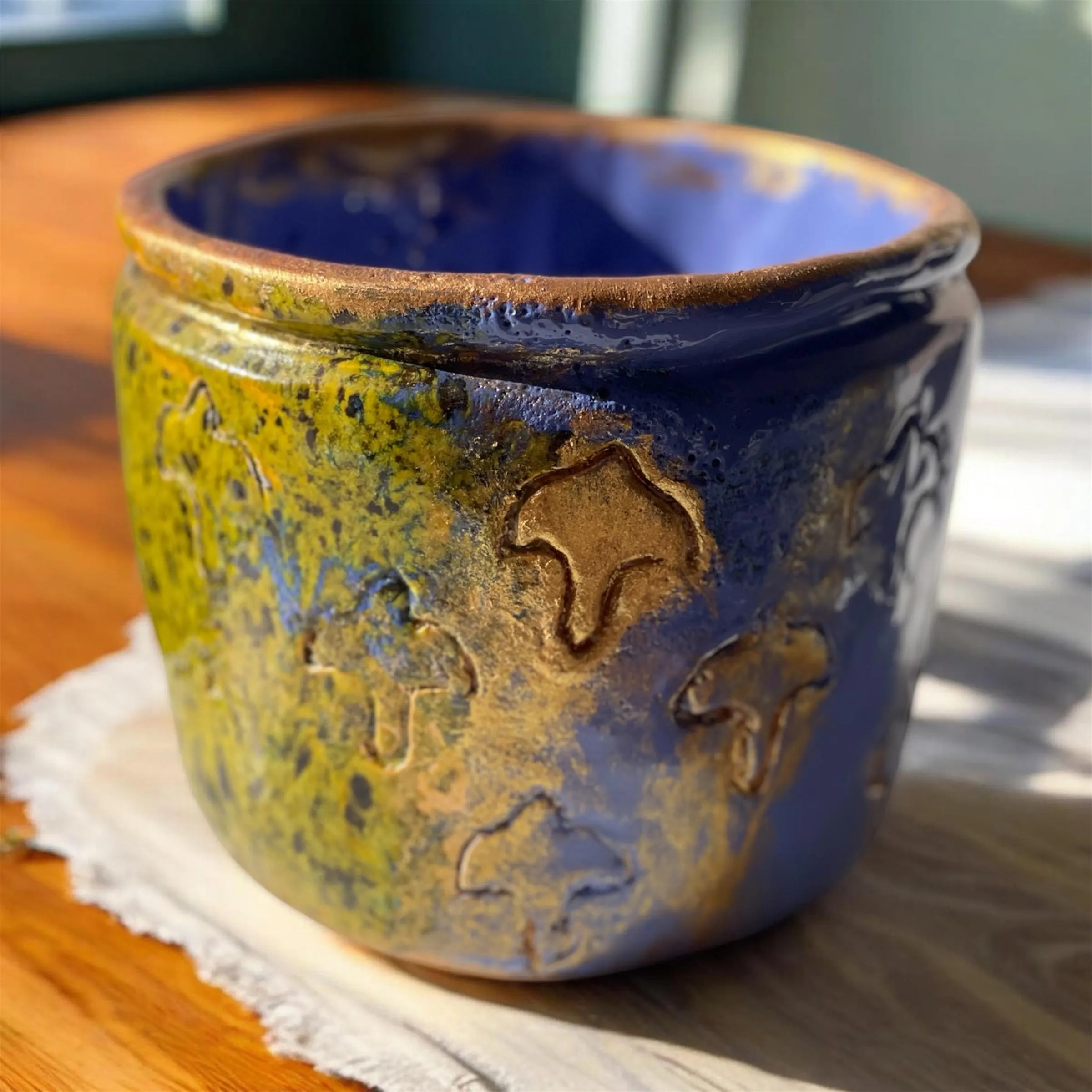 Pot en céramique désigne, poterie artisanale fait main, avec des reliefs en couleurs splendide – Image 8