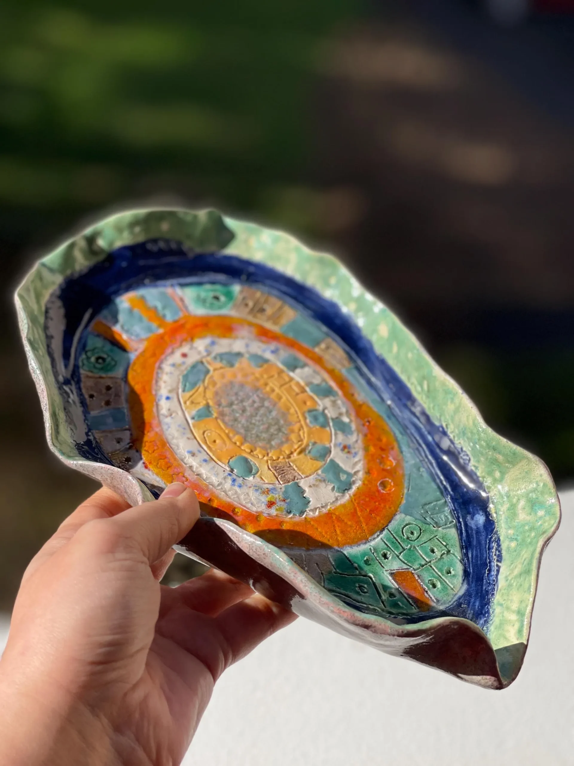 Petite assiette en céramiques. Forme irrégulière, entièrement fait main. Un savoir-faire artisanale aux couleurs inédites d'orient. – Image 8