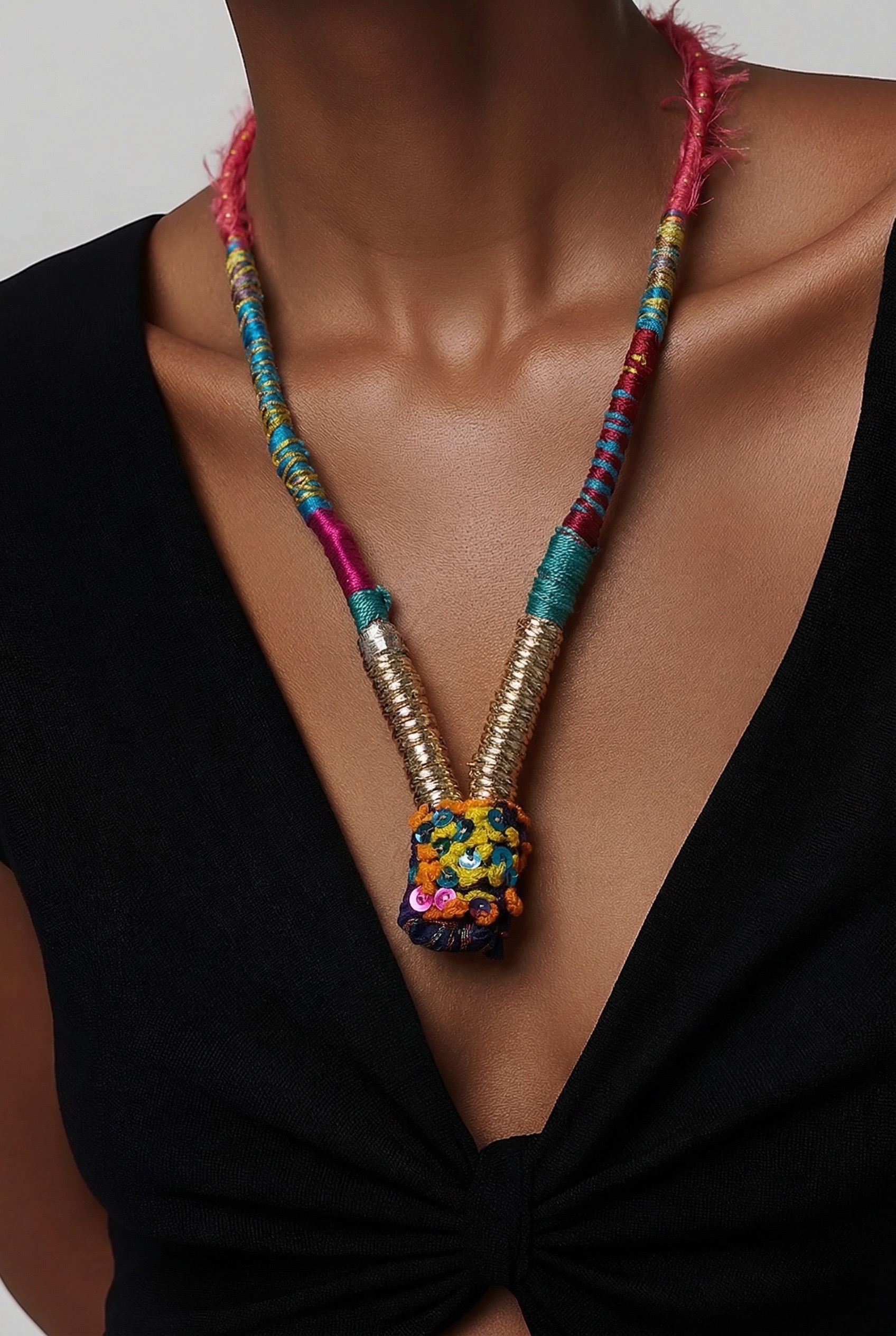 Collier artisanal fait main avec sequins colorés et fils tissés. Bijou textile unique, bohème chic. – Image 2