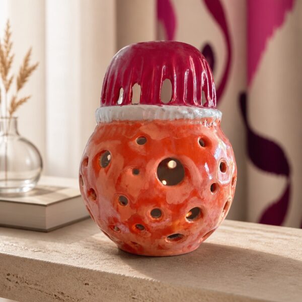 Bougeoir en céramique fait main. Photophore artisanal ajouré, céramique émaillée rouge et corail. Décoration lumineuse.