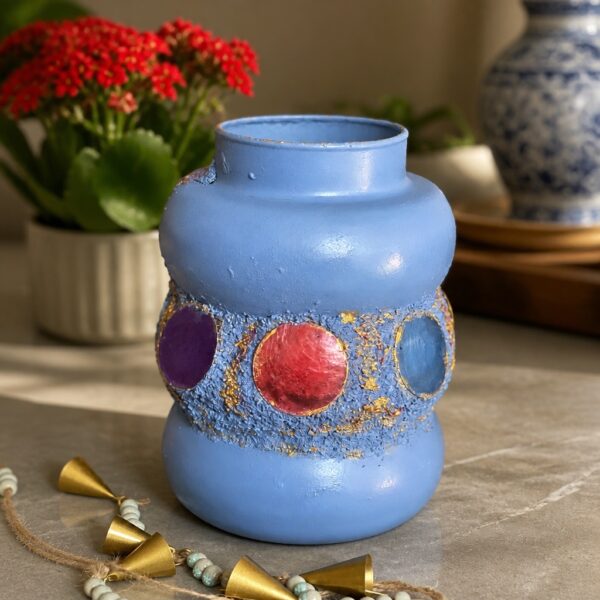 Vase décoratif en verre peint à la main. Bleu pastel, textures relief doré et motifs colorés. Pièce unique artisanale