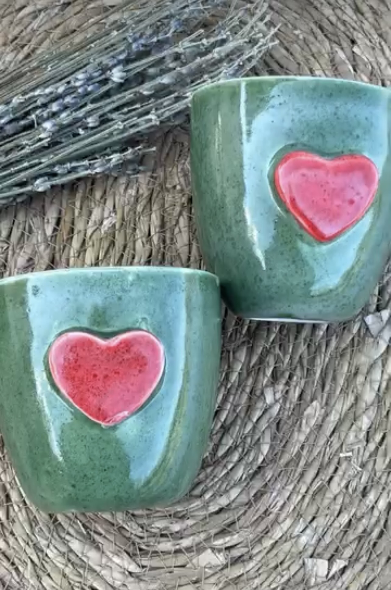 Deux tasses en céramique artisanale avec cœur fait main. Cadeau à votre moitié ! – Image 2