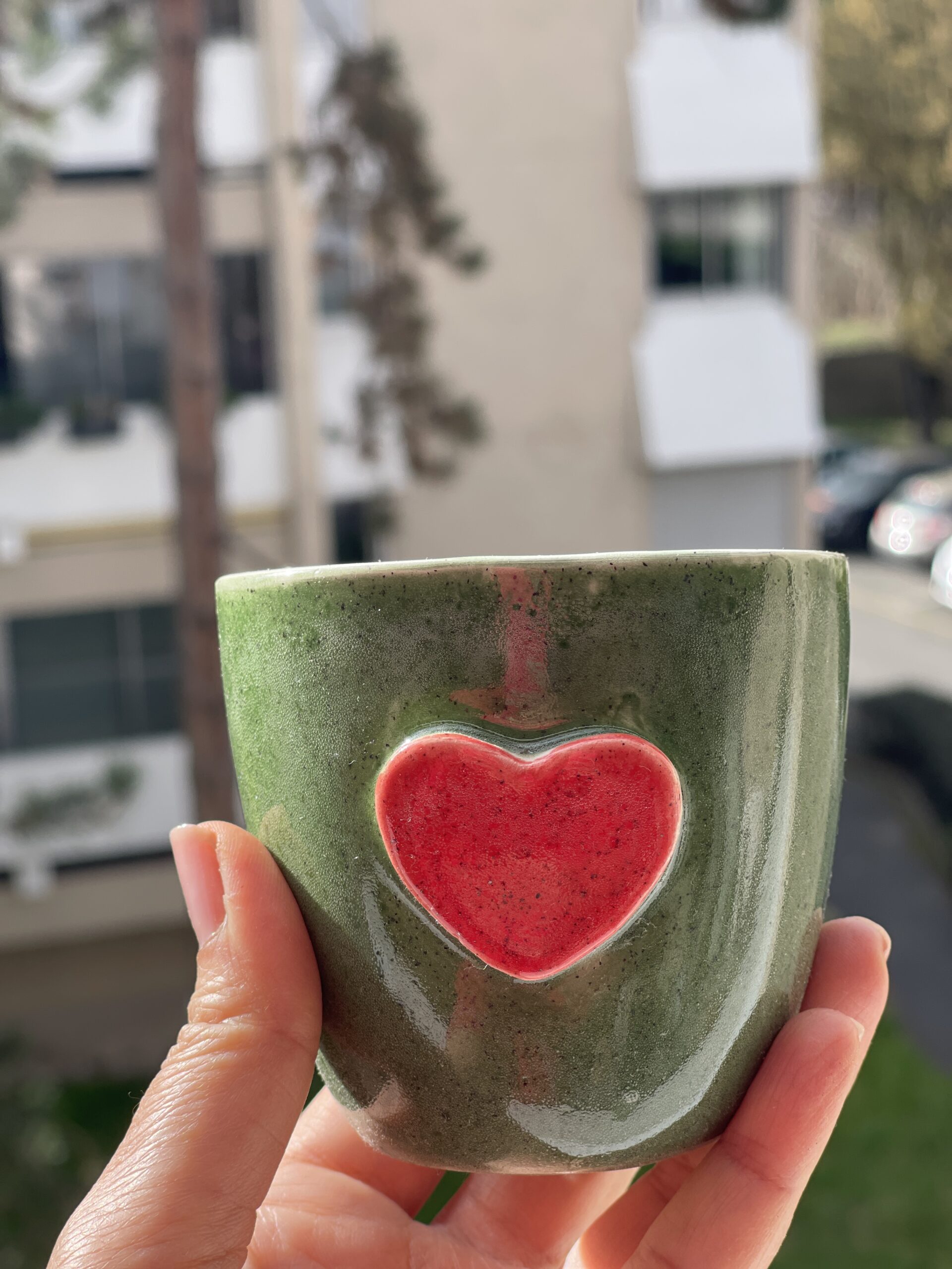 Deux tasses en céramique artisanale avec cœur fait main. Cadeau à votre moitié ! – Image 3
