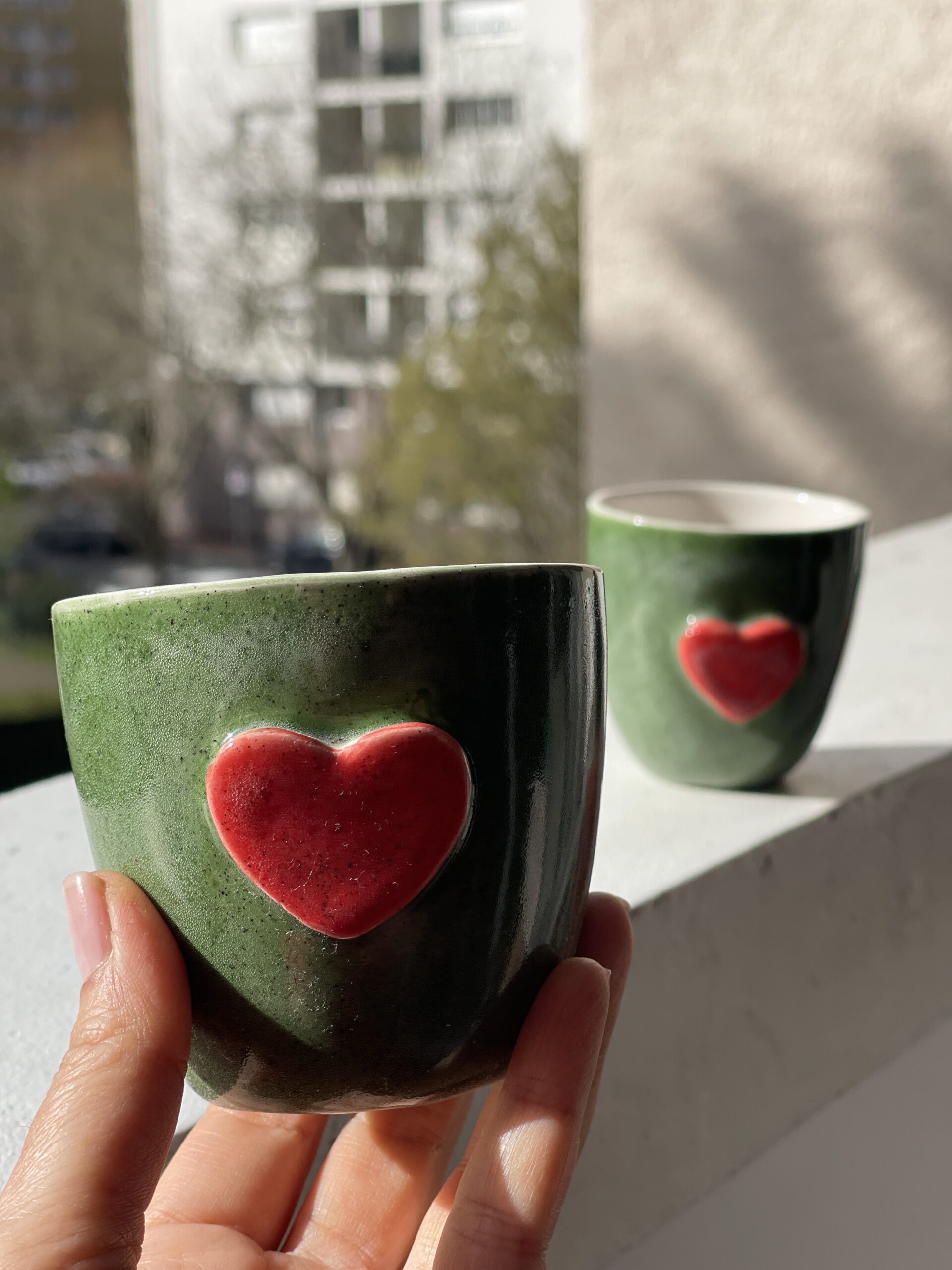 Deux tasses en céramique artisanale avec cœur fait main. Cadeau à votre moitié ! – Image 5