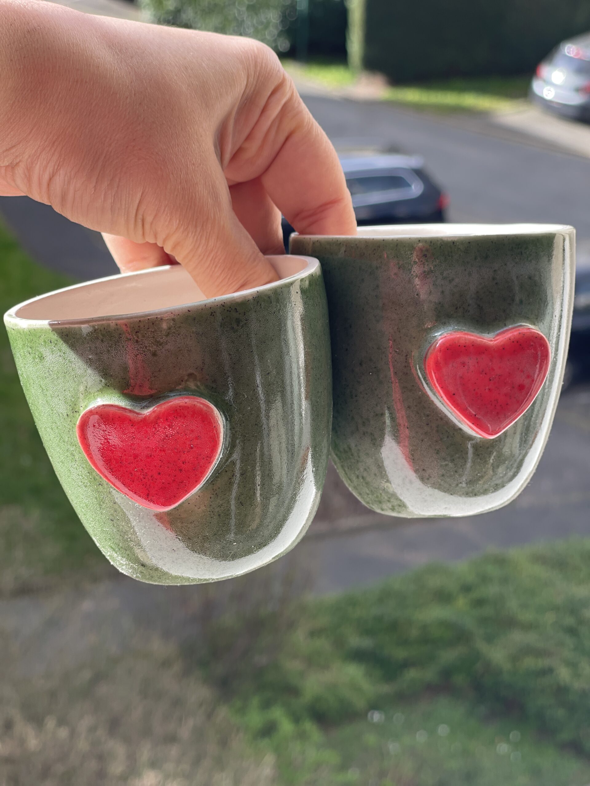 Deux tasses en céramique artisanale avec cœur fait main. Cadeau à votre moitié ! – Image 6