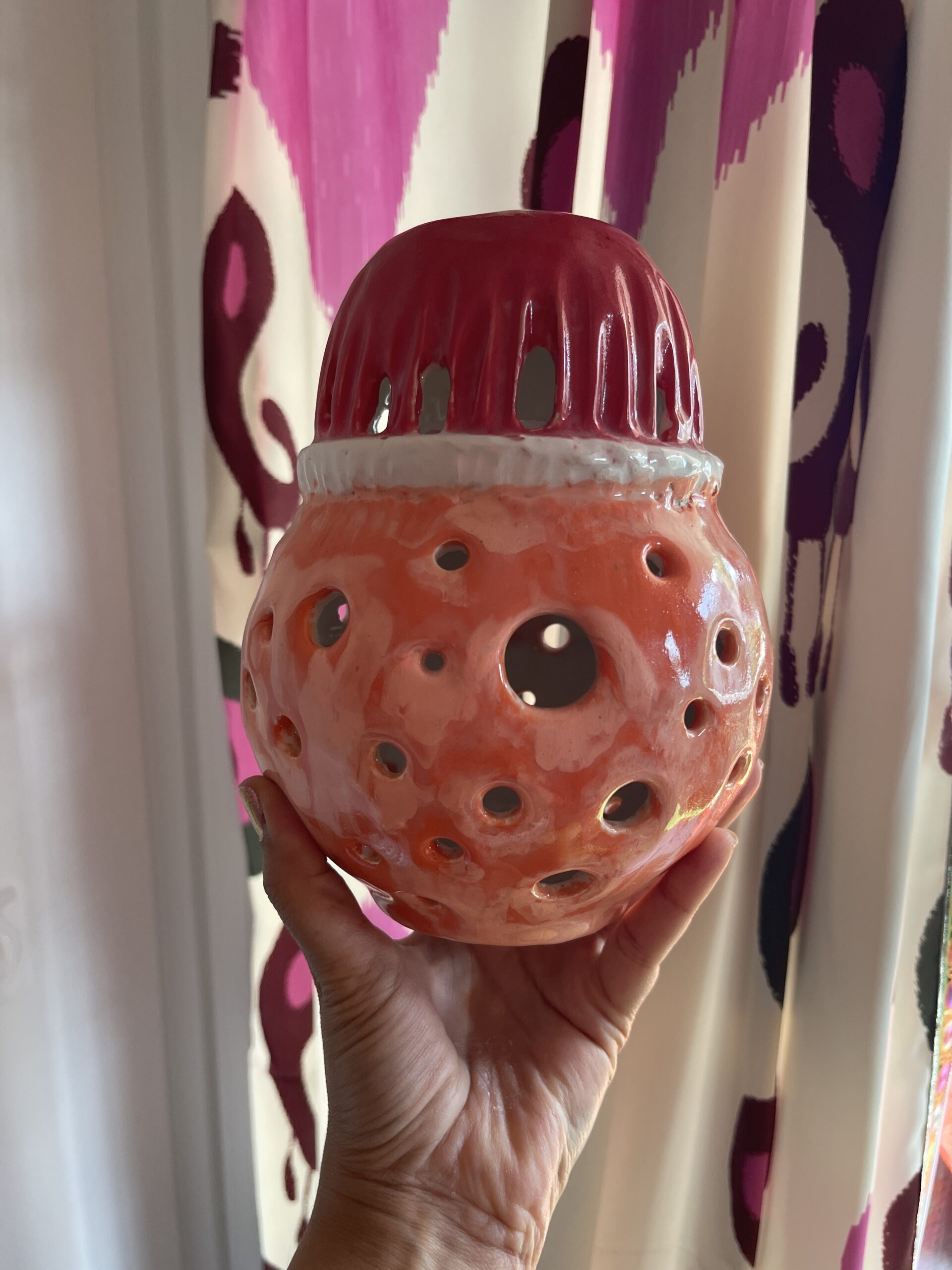 Bougeoir en céramique fait main. Photophore artisanal ajouré, céramique émaillée rouge et corail. Décoration lumineuse. – Image 3