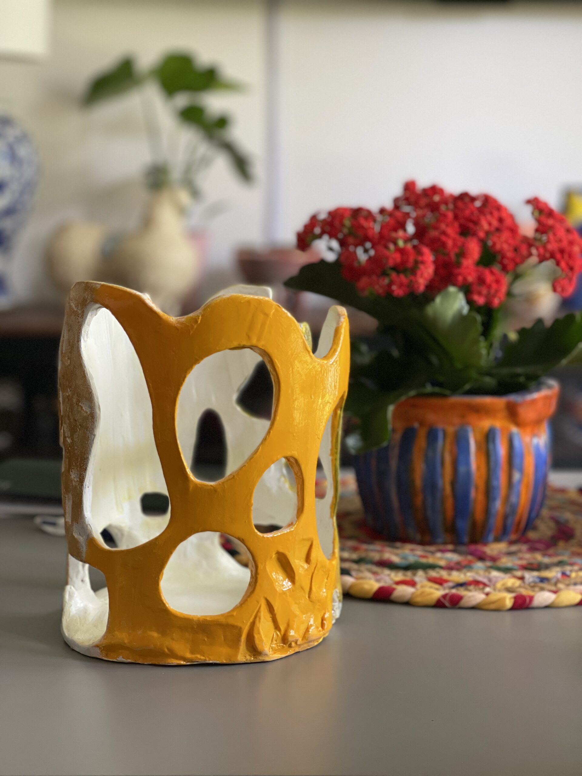 Sculpture en céramique artisanale ajourée. Photophore design fait main. Décoration artistique jaune, vert clair et blanc – Image 9