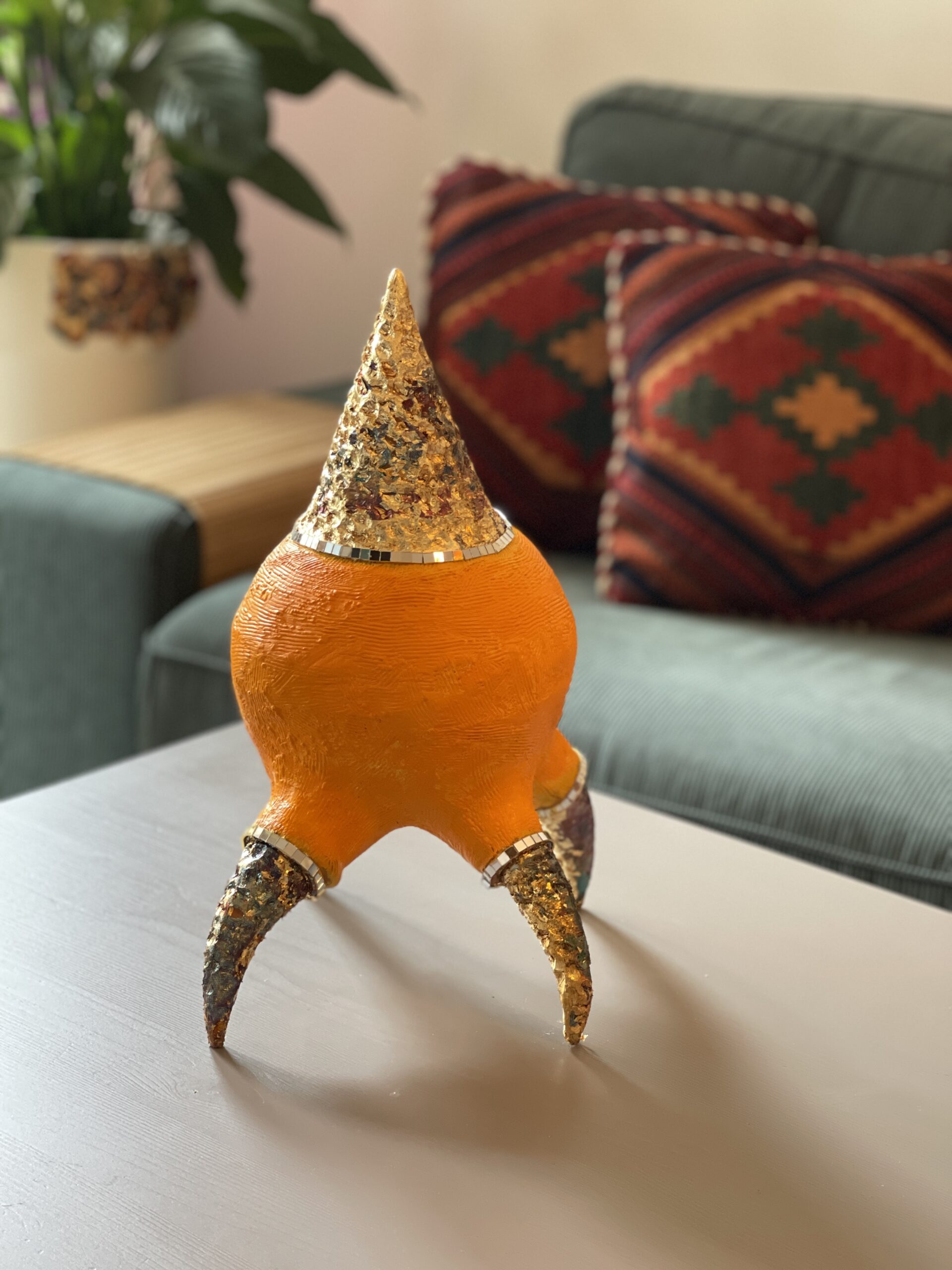 Aurore impériale : sculpture contemporaine en céramique orange dorée. Pièce unique de décoration artisanale. Effet wow garanti ! – Image 16