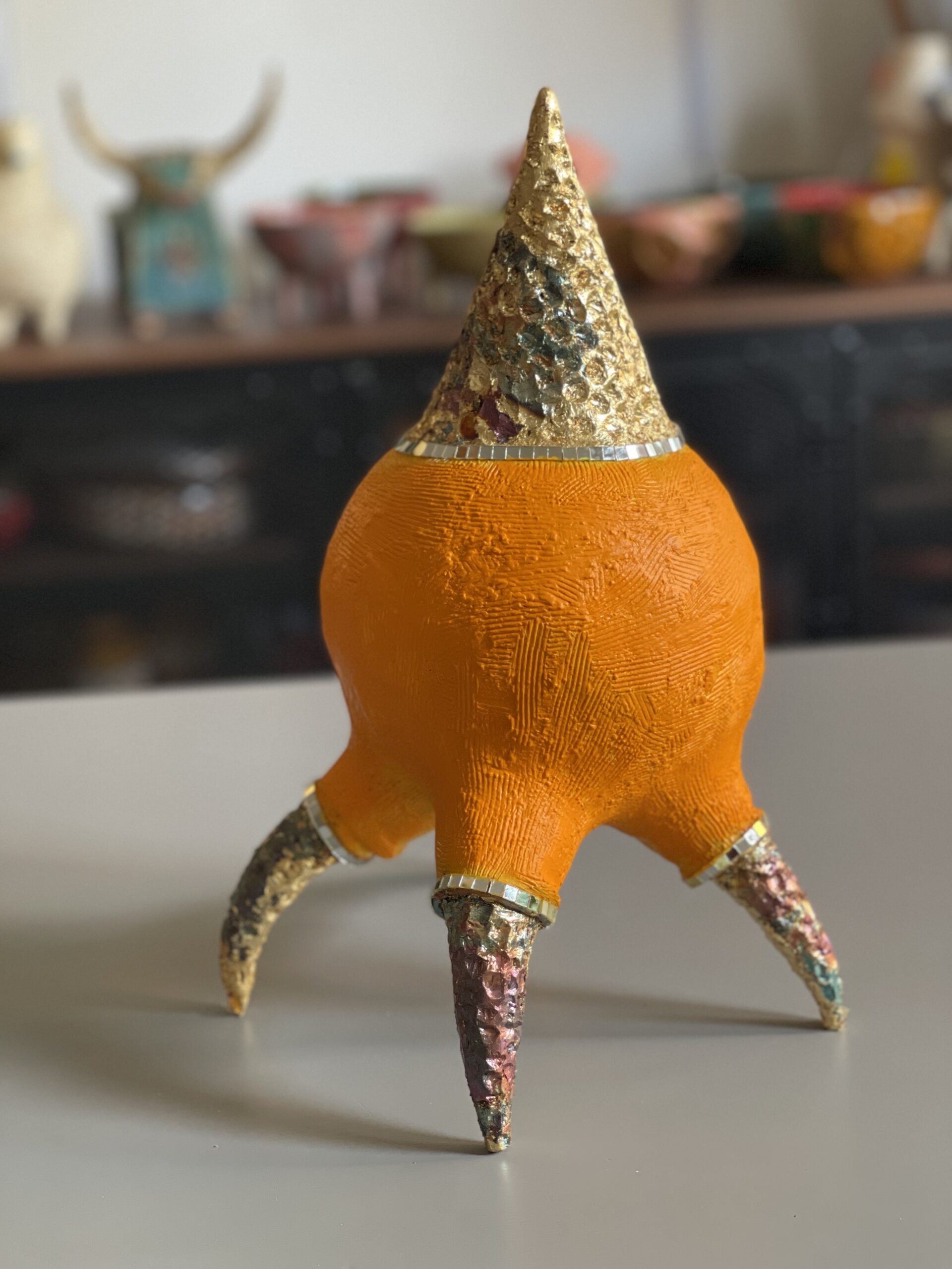 Aurore impériale : sculpture contemporaine en céramique orange dorée. Pièce unique de décoration artisanale. Effet wow garanti ! – Image 8