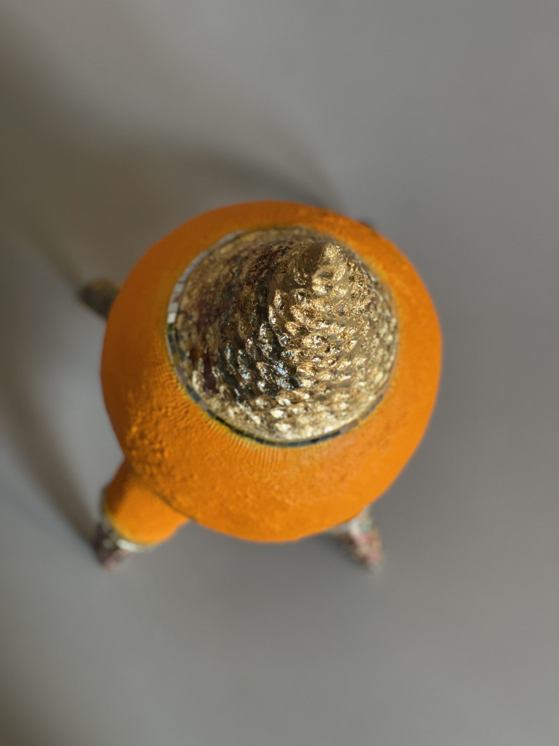 Aurore impériale : sculpture contemporaine en céramique orange dorée. Pièce unique de décoration artisanale. Effet wow garanti ! – Image 9