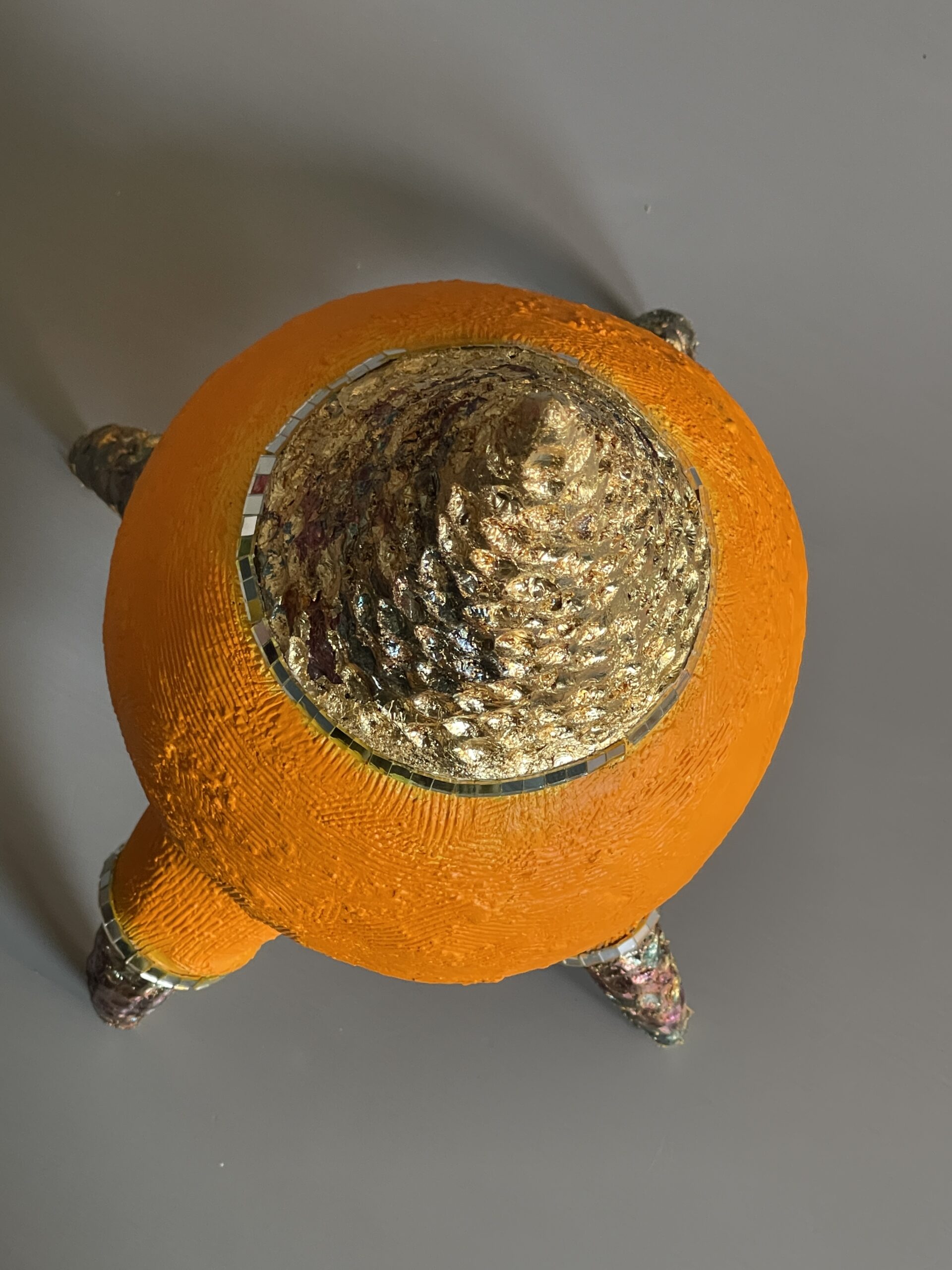 Aurore impériale : sculpture contemporaine en céramique orange dorée. Pièce unique de décoration artisanale. Effet wow garanti ! – Image 10