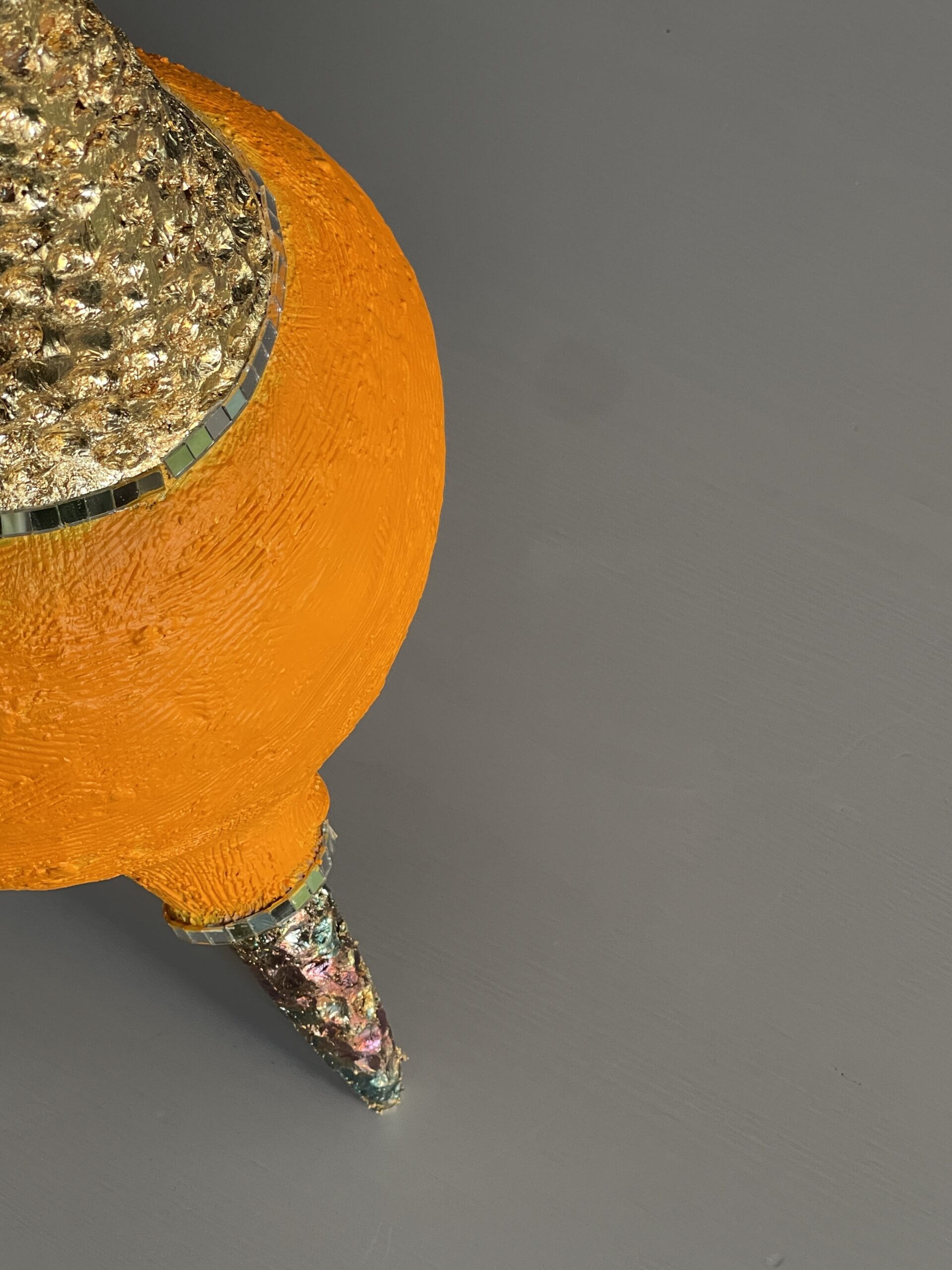 Aurore impériale : sculpture contemporaine en céramique orange dorée. Pièce unique de décoration artisanale. Effet wow garanti ! – Image 11