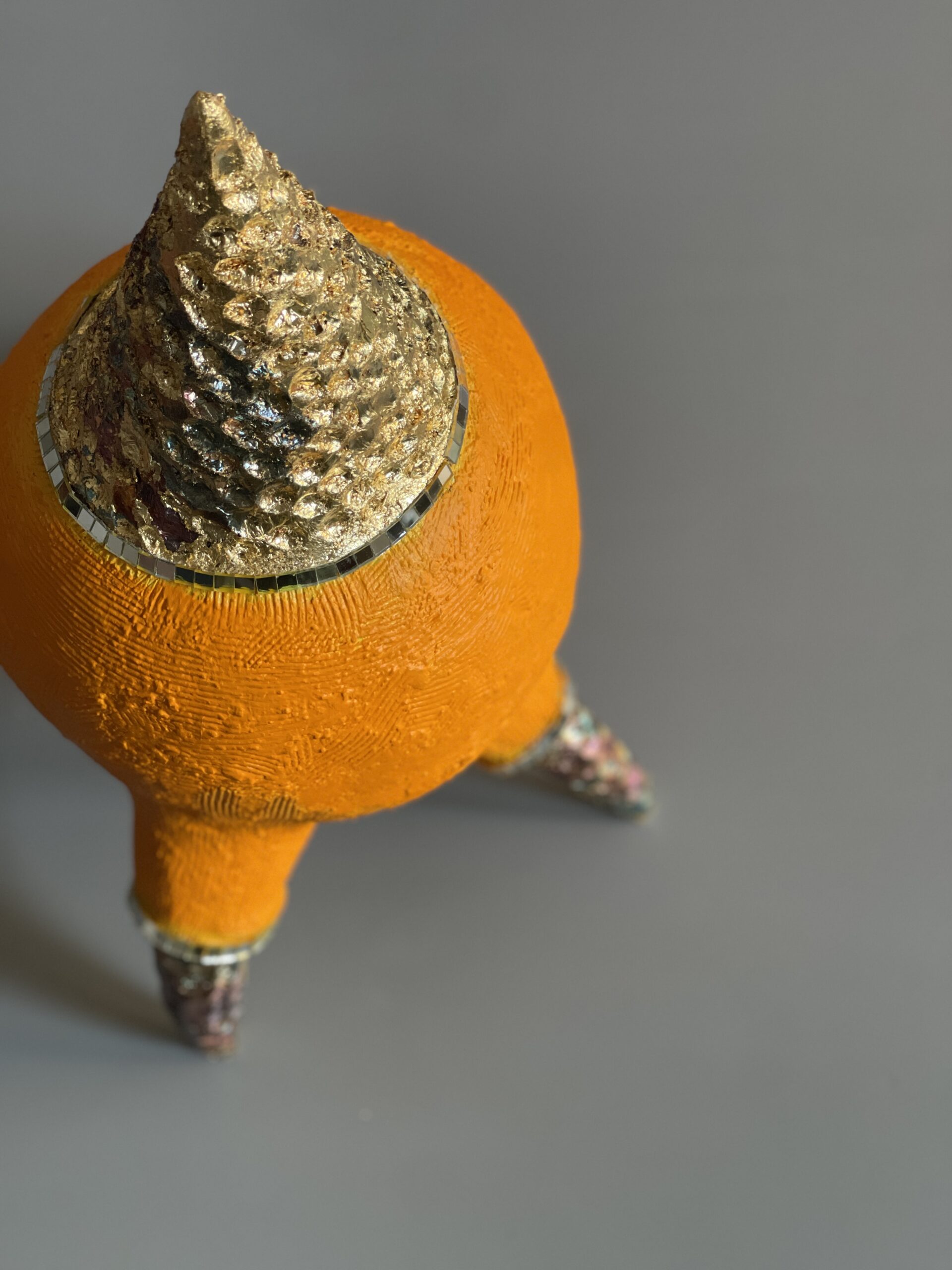 Aurore impériale : sculpture contemporaine en céramique orange dorée. Pièce unique de décoration artisanale. Effet wow garanti ! – Image 12