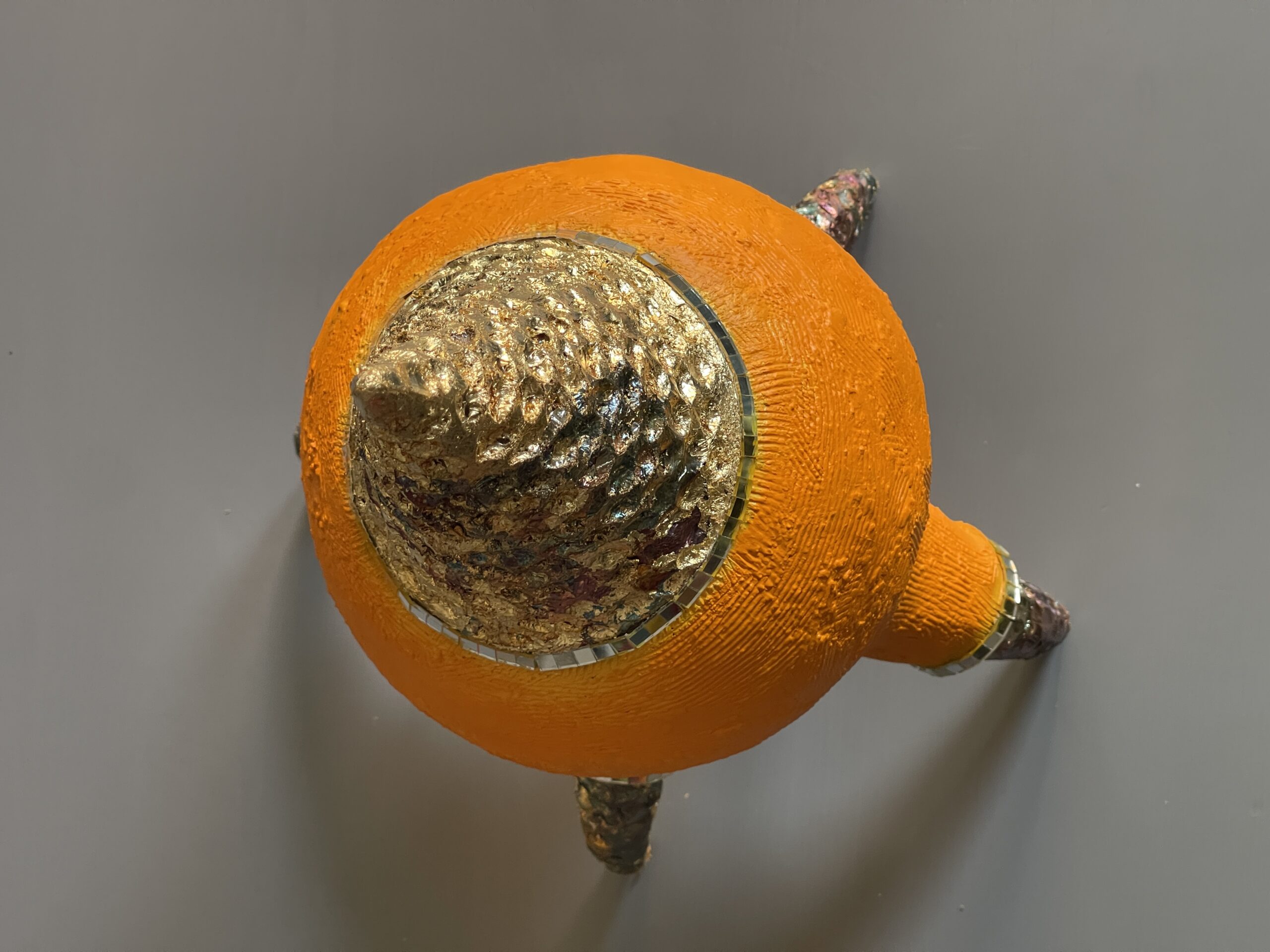 Aurore impériale : sculpture contemporaine en céramique orange dorée. Pièce unique de décoration artisanale. Effet wow garanti ! – Image 13