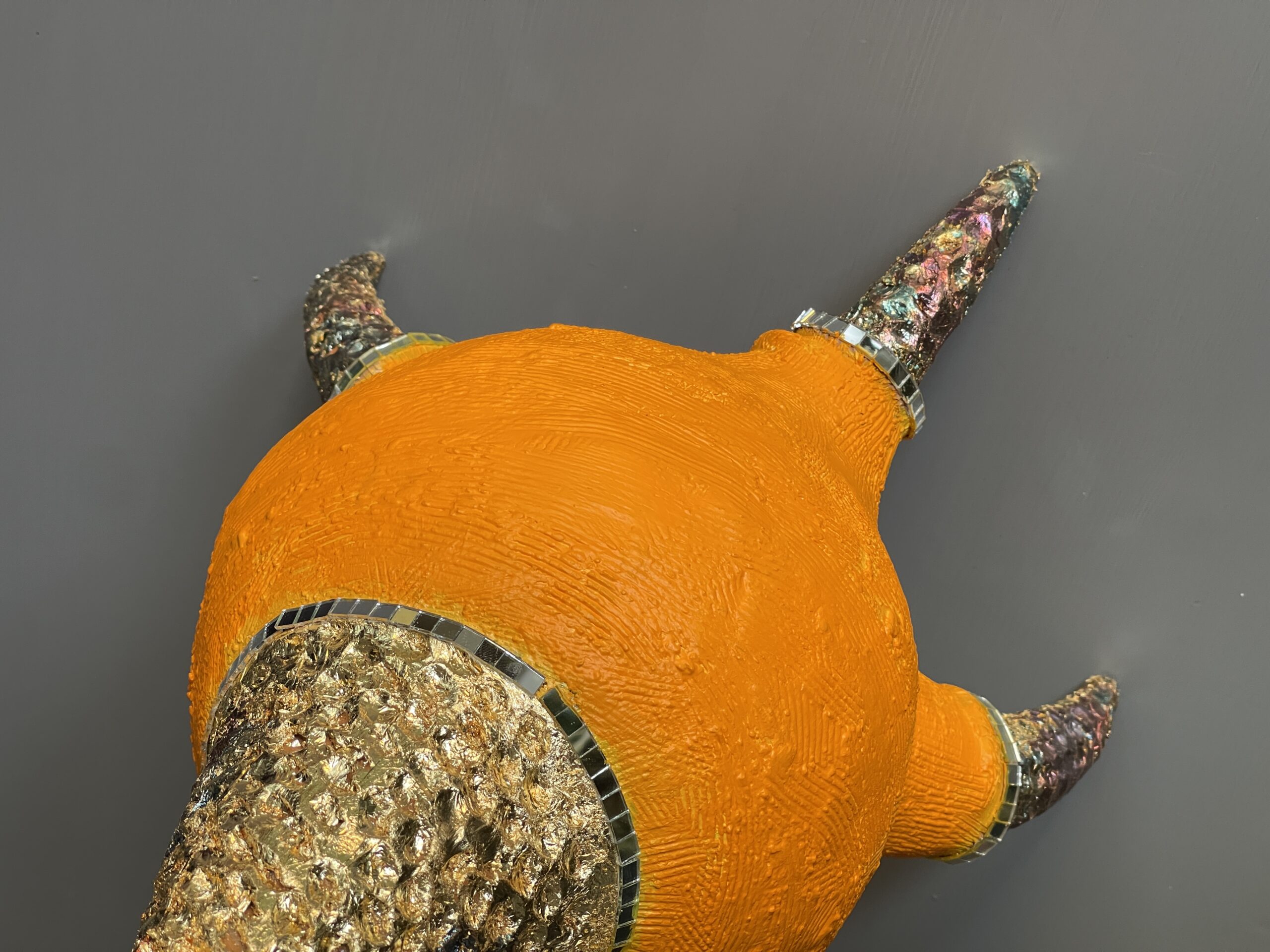 Aurore impériale : sculpture contemporaine en céramique orange dorée. Pièce unique de décoration artisanale. Effet wow garanti ! – Image 14