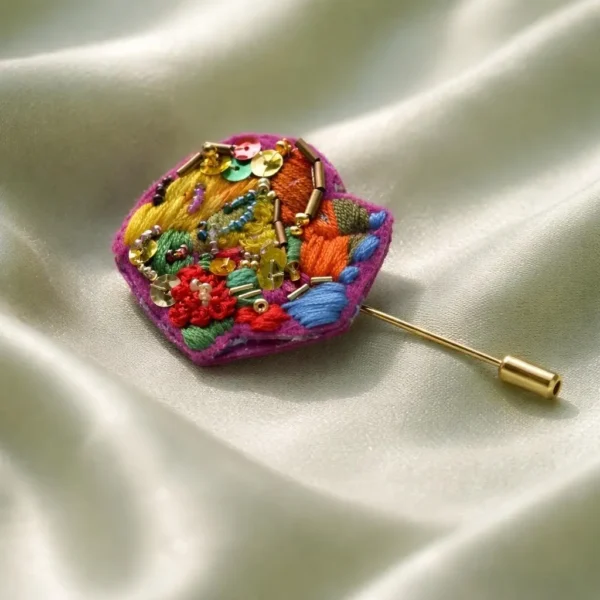 Broche brodée à la main, broche textile artisanale en sequins et fils de coton.