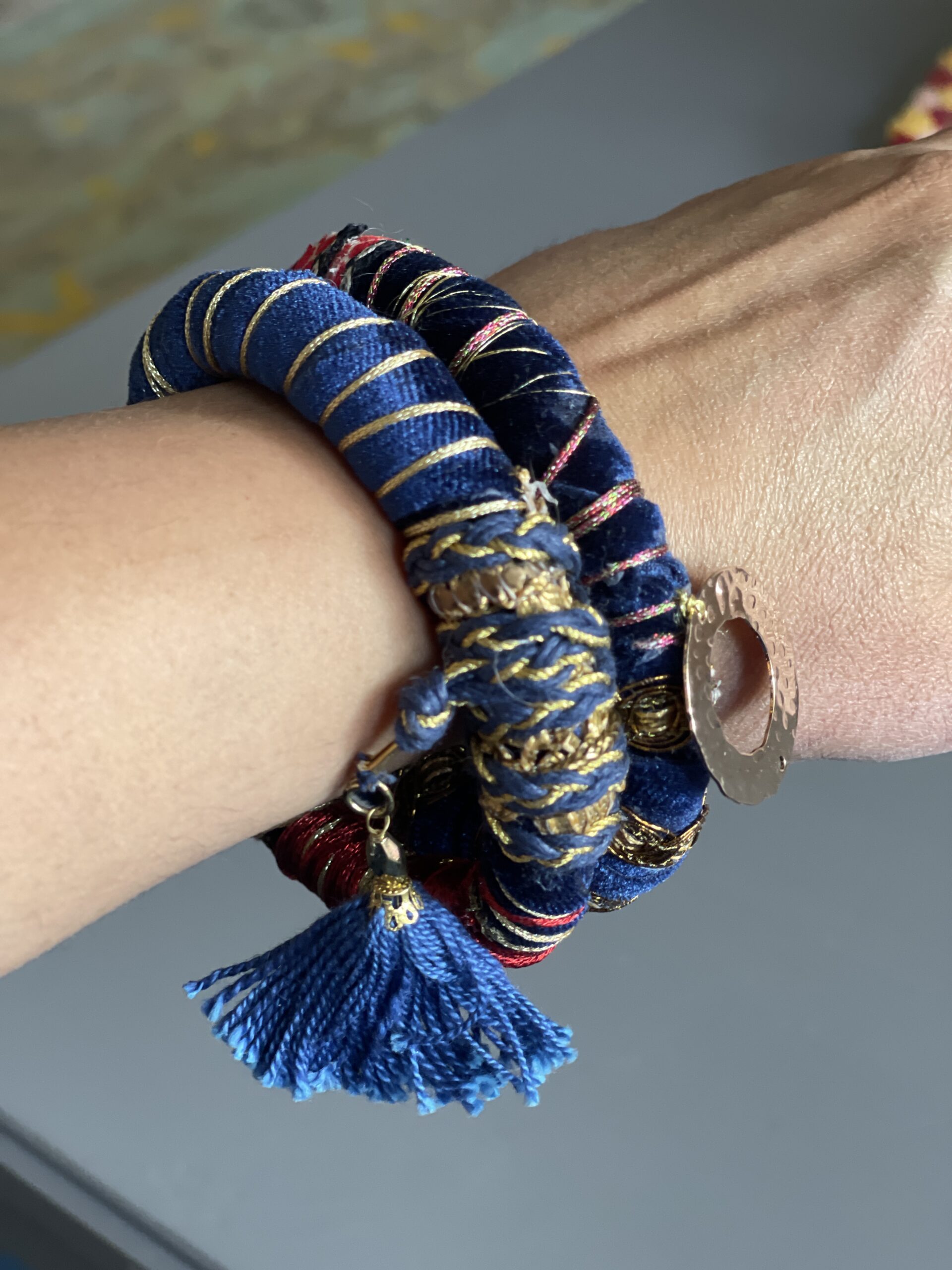 Bracelets Artisanaux Persans Faits Main – Trio Bohème en Tissu de Haute Qualité Bleu et Or – Image 4