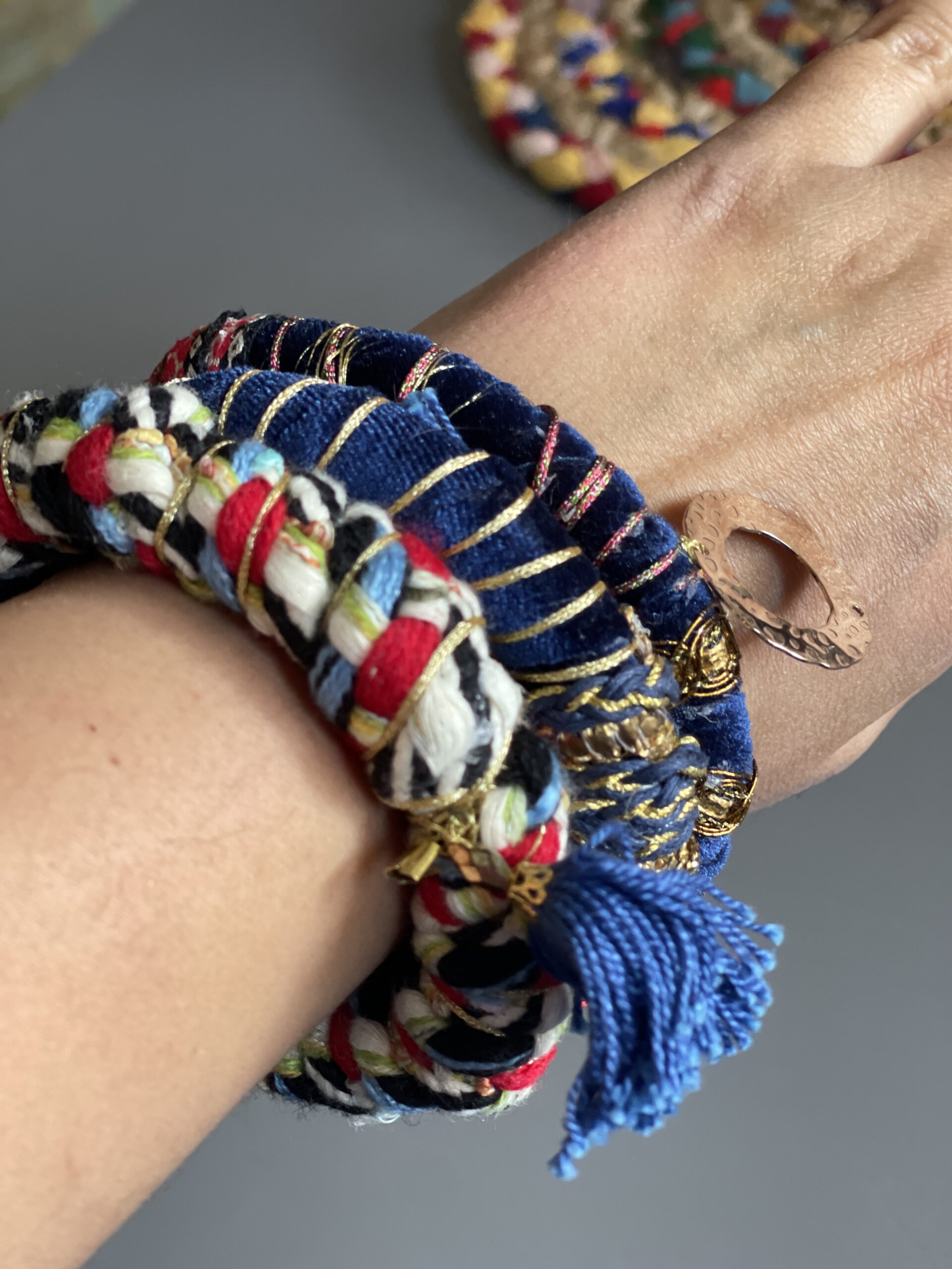 Bracelets Artisanaux Persans Faits Main – Trio Bohème en Tissu de Haute Qualité Bleu et Or – Image 7