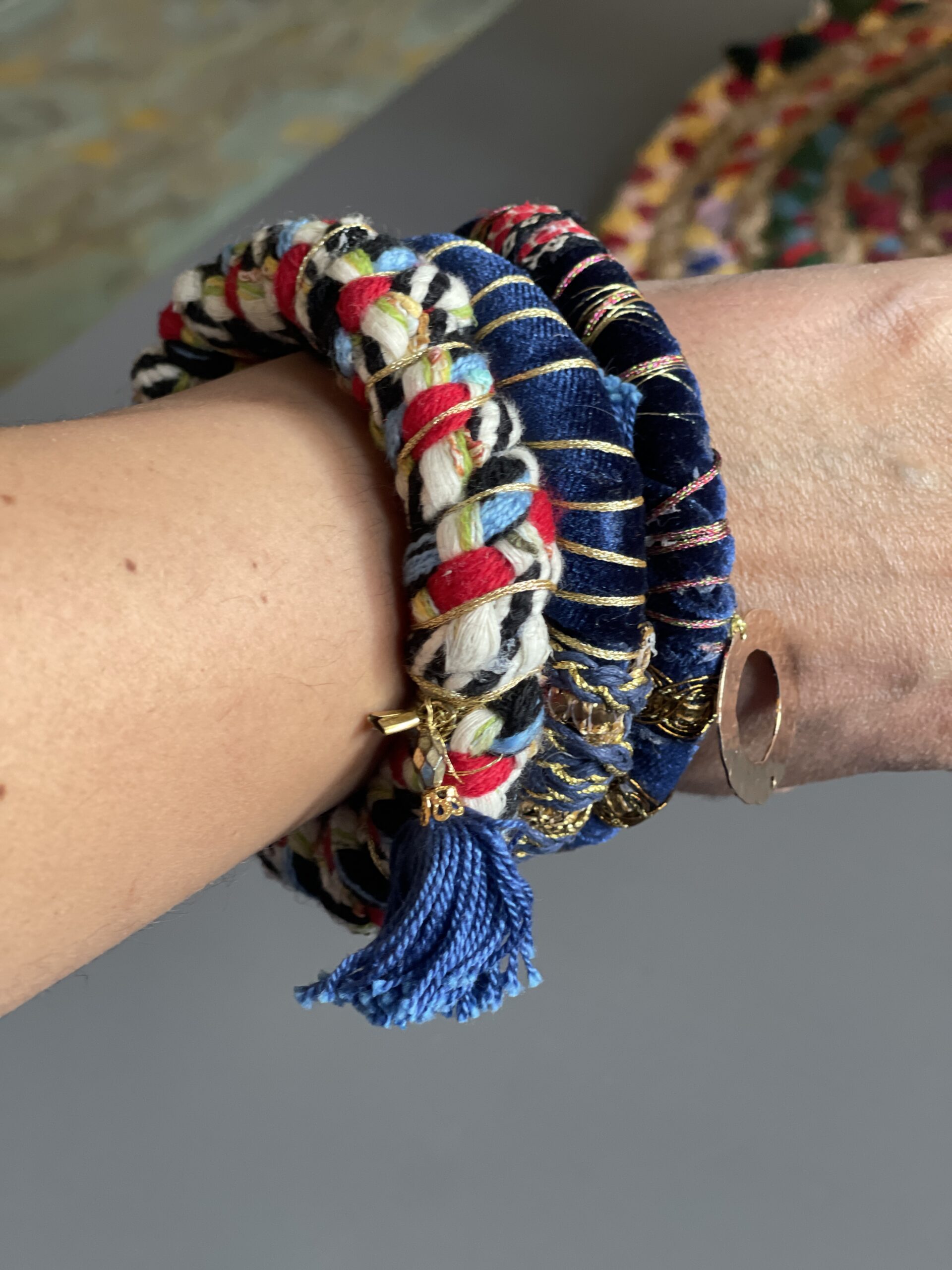 Bracelets Artisanaux Persans Faits Main – Trio Bohème en Tissu de Haute Qualité Bleu et Or – Image 8