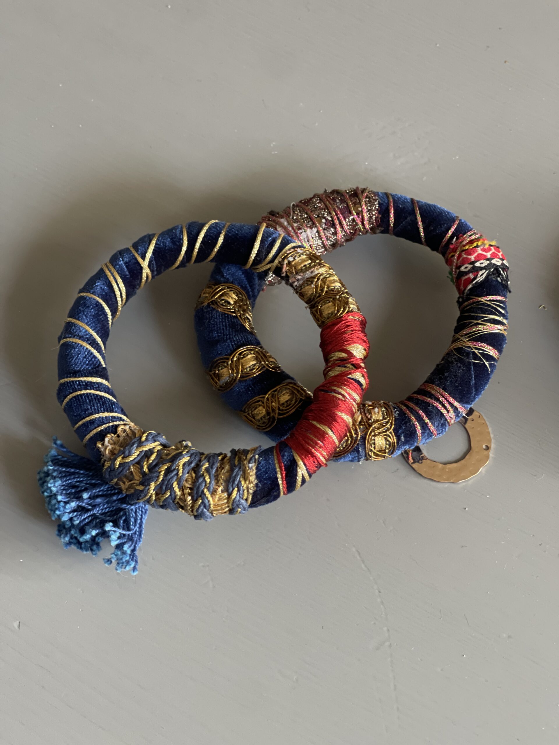 Bracelets Artisanaux Persans Faits Main – Trio Bohème en Tissu de Haute Qualité Bleu et Or – Image 9