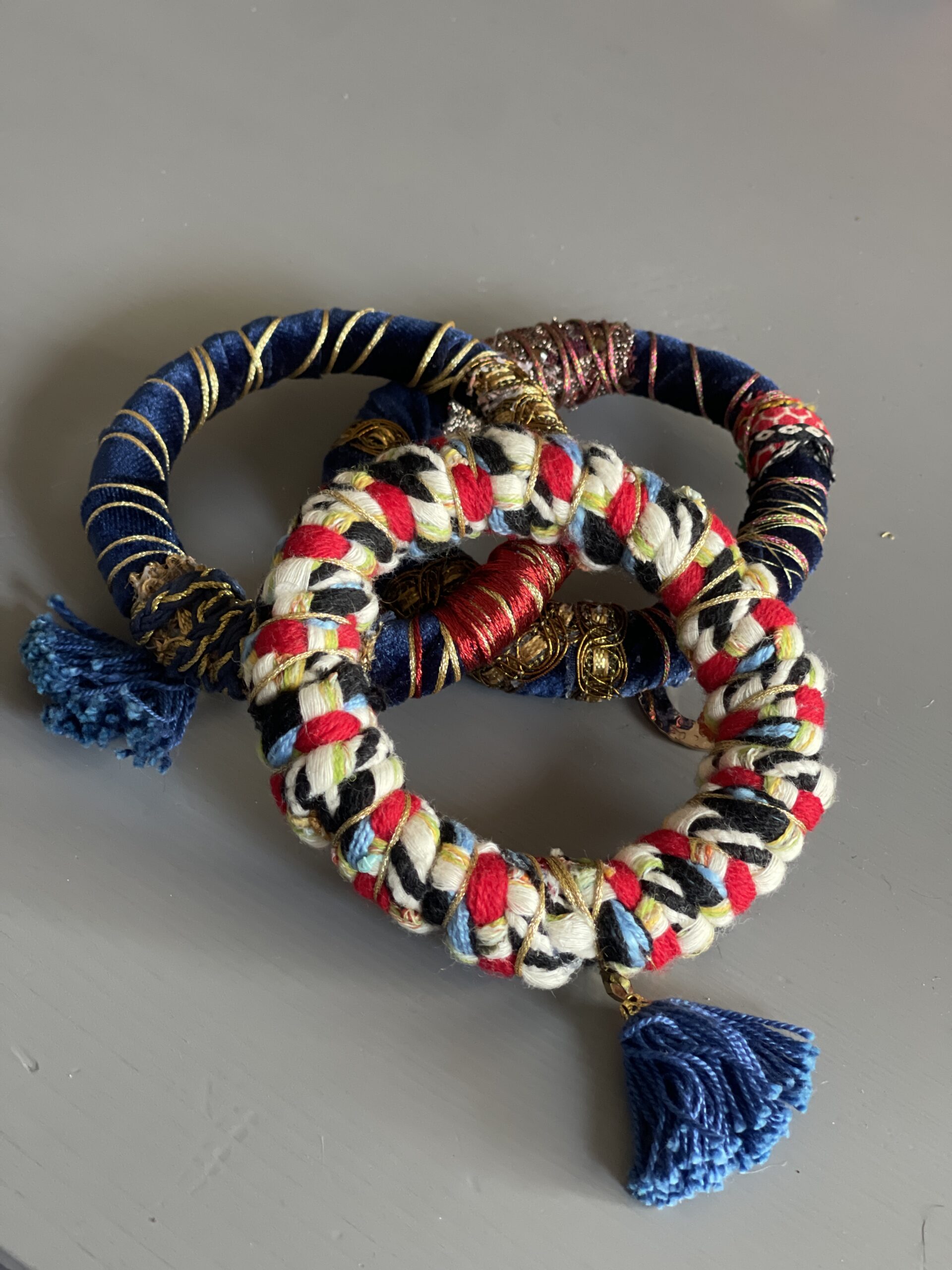 Bracelets Artisanaux Persans Faits Main – Trio Bohème en Tissu de Haute Qualité Bleu et Or – Image 10