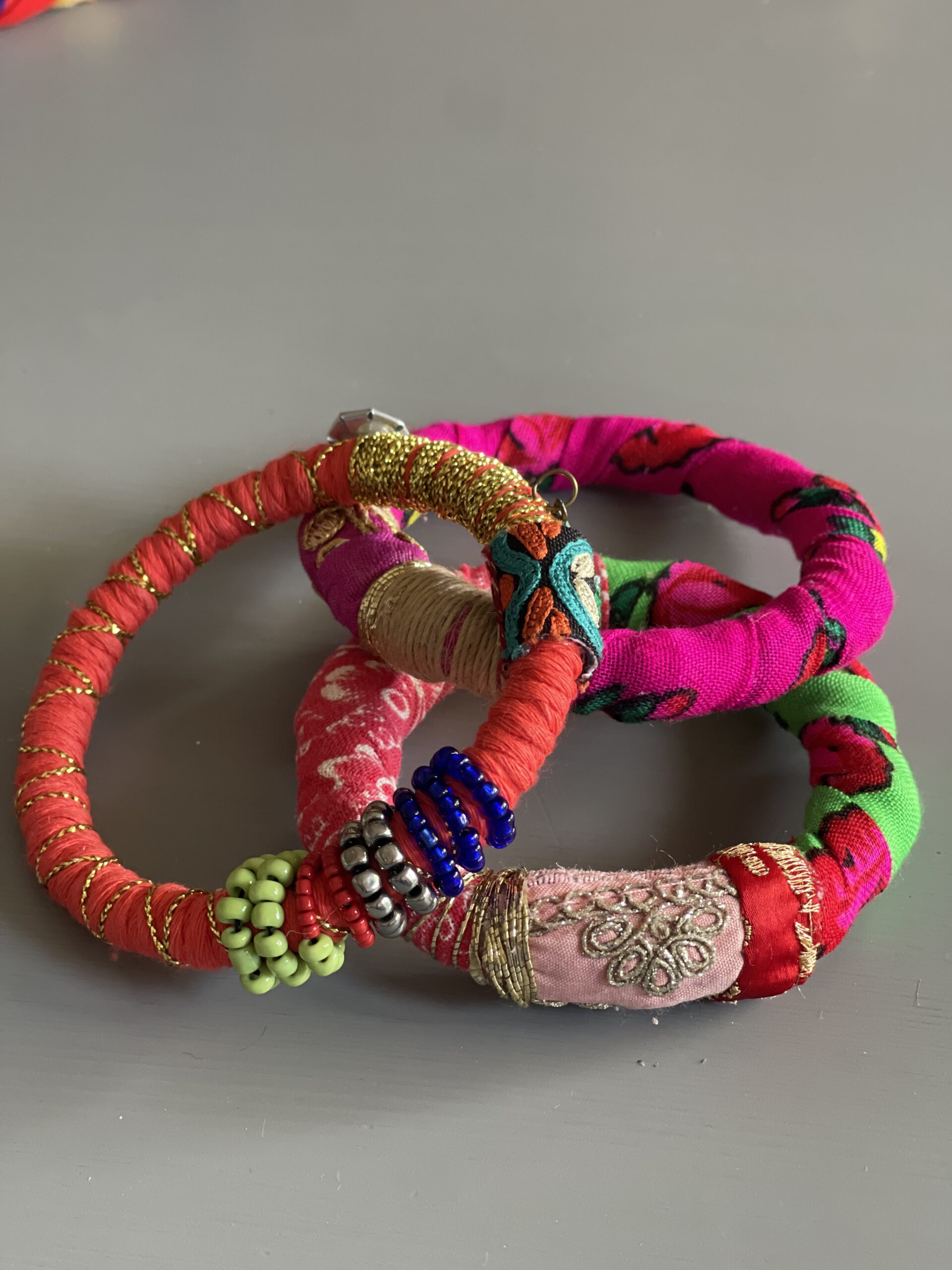 Trio de Bracelets Textile Artisanaux Bohème Chic en Tissus d’Orient – Image 4