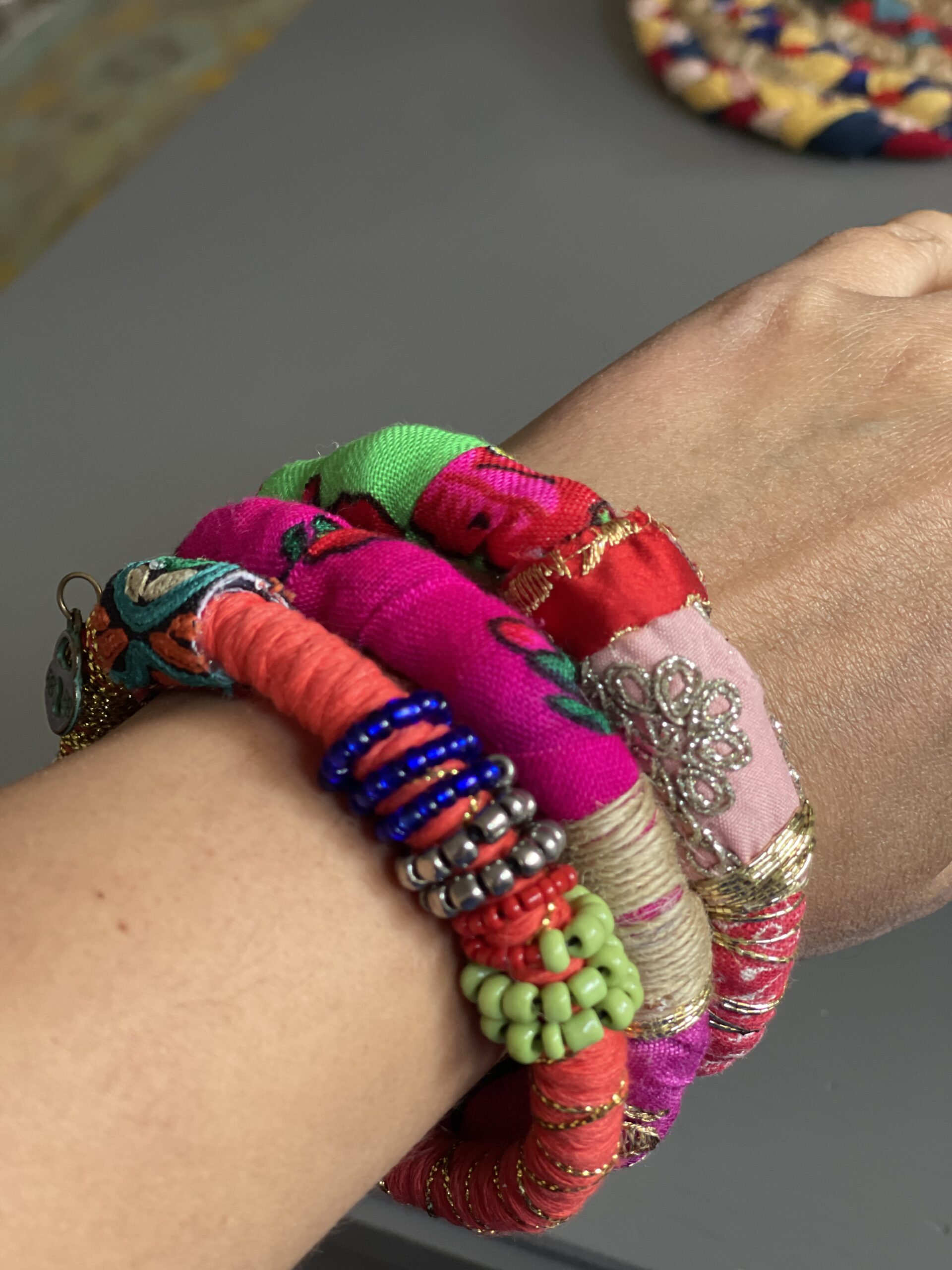 Trio de Bracelets Textile Artisanaux Bohème Chic en Tissus d’Orient – Image 5