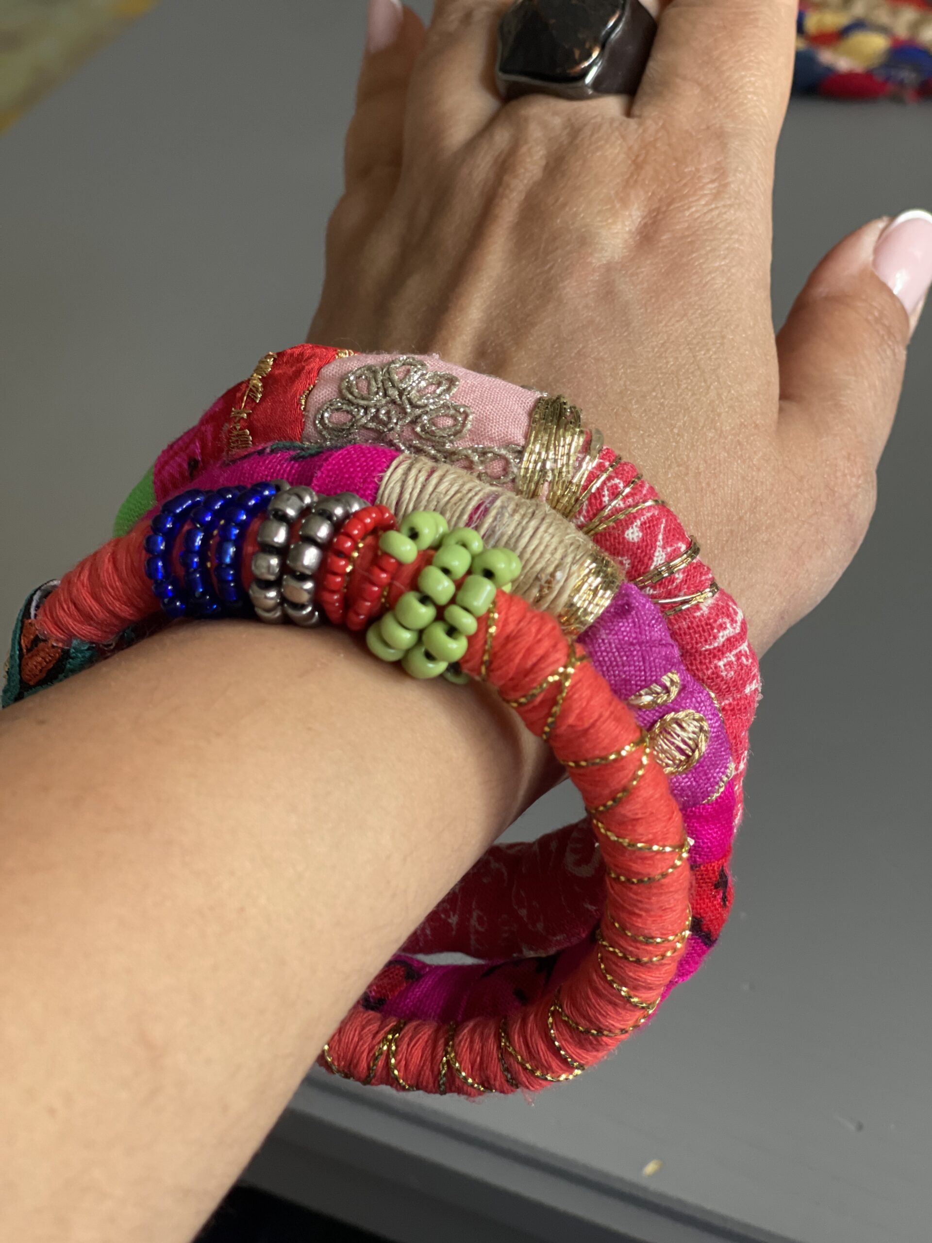 Trio de Bracelets Textile Artisanaux Bohème Chic en Tissus d’Orient – Image 6