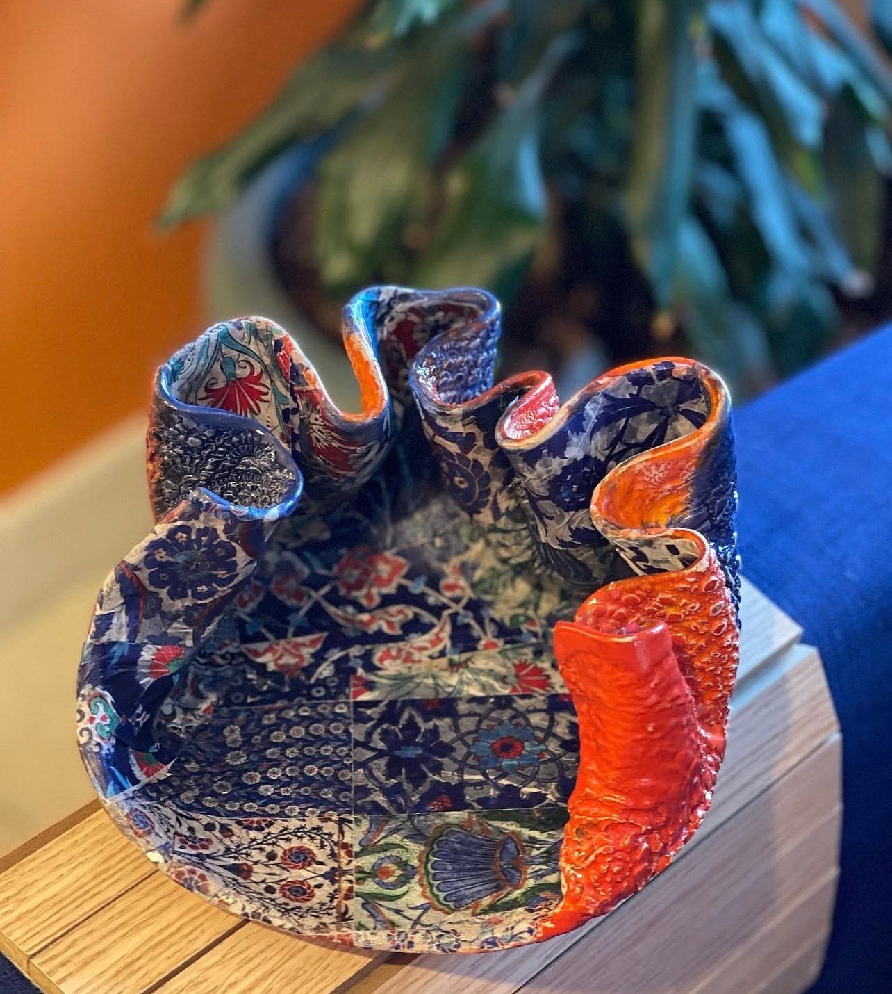 Le souffle du Safran : Œuvre d'art en céramique contemporaine, sculpture décorative artisanale – Image 3